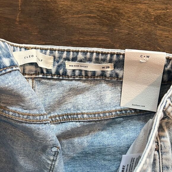 NWT Cleo + Wolf Women's Light Wash Mid Rise Denim Distressed Shorts Sz- 28 - Picture 15 of 16
